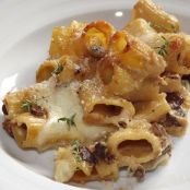 Pasta al gratin con funghi e mozzarella