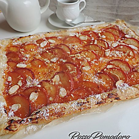 Sfogliata di pesche e mandorle