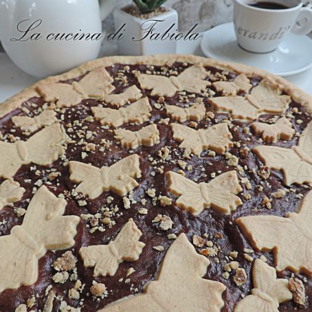Crostata con crema al cioccolato e granella di nocciole