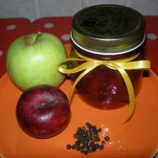 Confettura di susine e mele con cannella e pepe nero