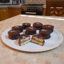 Biscotti con ganache alla nocciola ricoperti di cioccolato