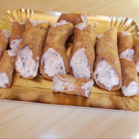 CANNOLI DI RICOTTA E GOCCE DI CIOCCOLATTO