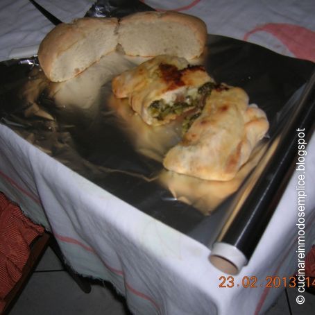 FAGOTTINI FATTI CON PASTA DI PANE FARCITI CON FRIARELLI E SALSICCIA DI POLLO..