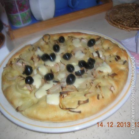 Focacce e pizze  con lievito madre  farcite con  cipolla e con prosciutto e oliver nere