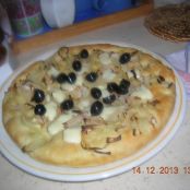 Focacce e pizze  con lievito madre  farcite con  cipolla e con prosciutto e oliver nere