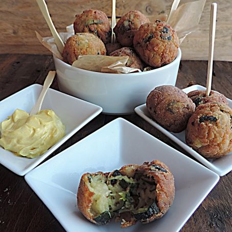 Polpette di zucchine e pane raffermo (con maionese alla curcuma )