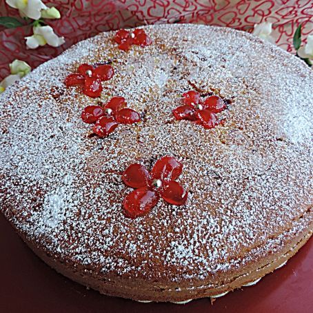 Torta nua con yogurt e marmellata di ciliegie
