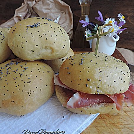 Panini all'olio con semi di papavero