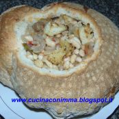 Coccio di pane ripieno di cotiche e fagioli