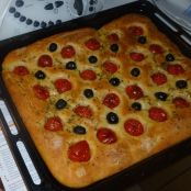 Una patata e un po' di semola, fai una focaccia barese mai mangiata prima:  dimenticavo i pomodorini che non devono mancare 