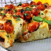 Focaccia sofficissima con pomodorini arrostiti basilico e pancetta croccante