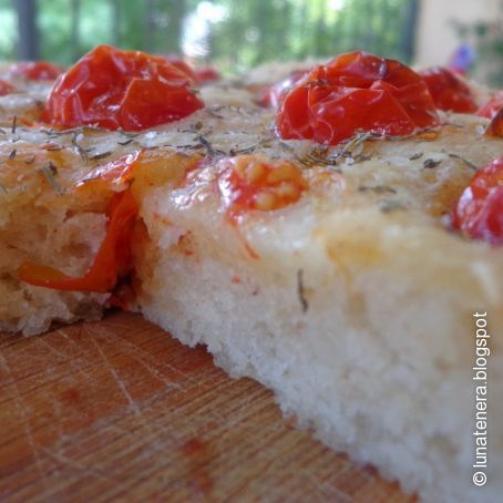 Focaccia di patate con lievito madre ai pomodori pachino