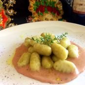 Gnocchi di Patate Rosse e Melanzane su fonduta di Camembert al Bordeaux