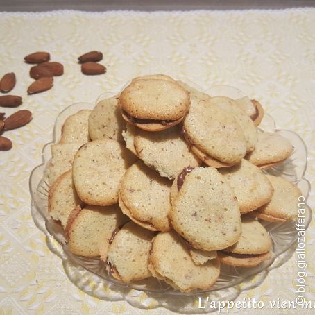 Amaretti morbidi  con crema di nocciole