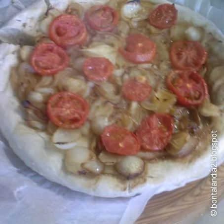 Focaccia con cipollotti e pomodorini