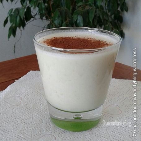frappè di banana con scaglie di cocco e cacao