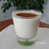 frappè di banana con scaglie di cocco e cacao
