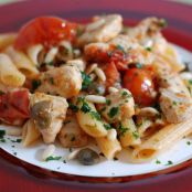 Pasta con pesce bandiera, peperoncini verdi e pinoli