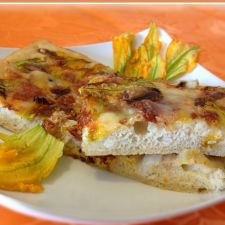 Focaccia
con fiori di zucca, alici e mozzarella