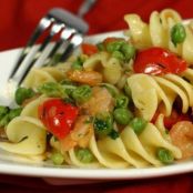 Fusilloni gamberetti, piselli e pomodorini