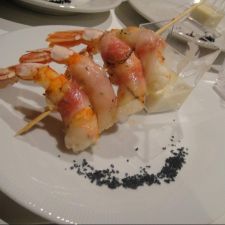 Gamberoni lardo e crema di gorgonzola con sale nero Hawaii