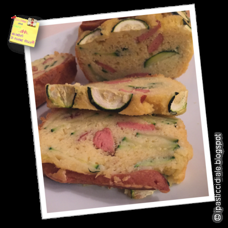 Plumcake salato con wurstel e zucchine