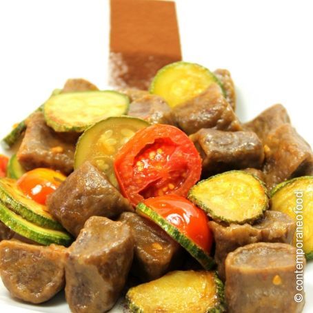 Gnocchi al cacao con pomodori e zucchine