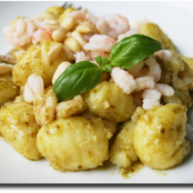 Gnocchi al pesto, gamberetti e pinoli