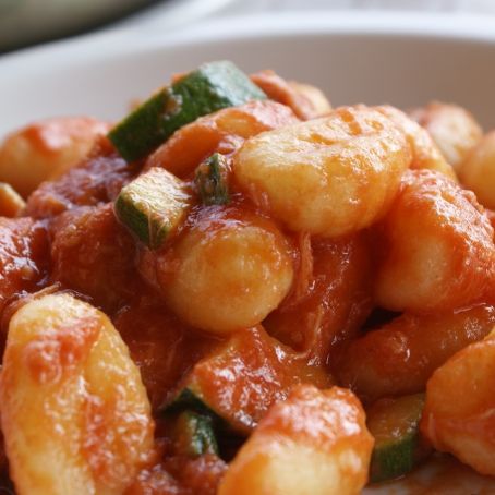 Chicche di patate con sugo di zucchine e pomodoro
