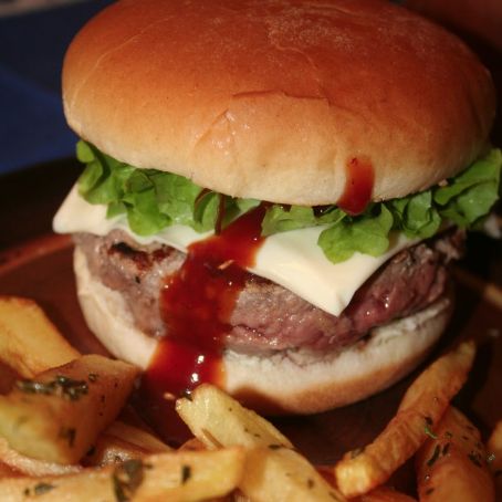 Super hamburger con patatine fritte