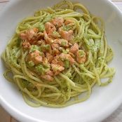 Fusilli al pesto di zucchine con salmone