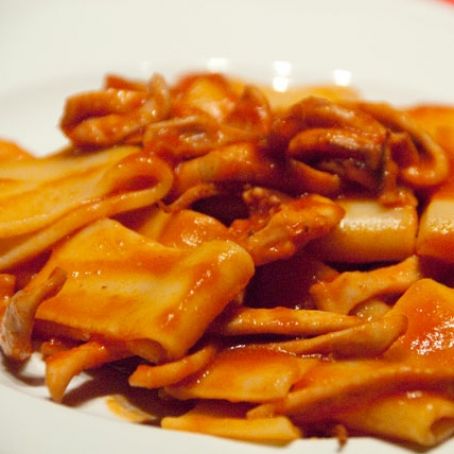 Calamarata con cernia, gamberi e cozze