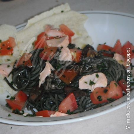 Spaghetti al nero di seppia con salmone e pomodoro fresco