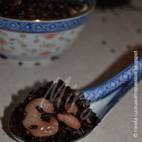 Riso nero con gamberetti e calamaretti