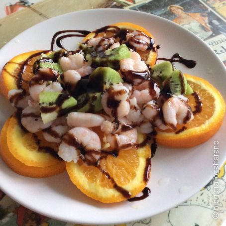 Fiore di gamberetti e kiwi con petali di arancia