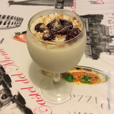Biancomangiare con mirtilli rossi e biscotti secchi