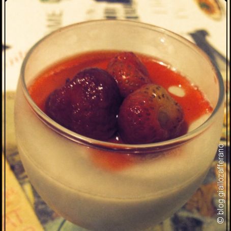 Budino al cappuccino con salsa di fragole