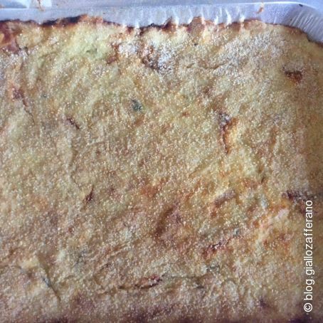 Pizza di patate con cipolle e olive nere