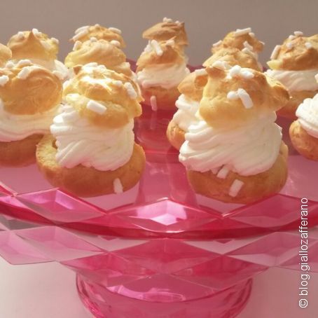Bignè alla crema pasticcera e panna