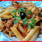 Penne rigate con sgombro, pomodorini e olive nere