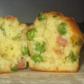 Muffin salati con piselli e prosciutto