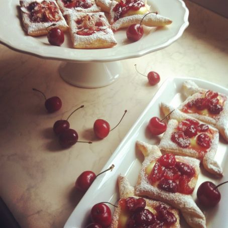 Sfogliatine con crema e ciliegie