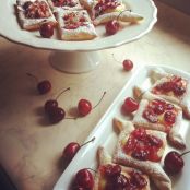 Sfogliatine con crema e ciliegie
