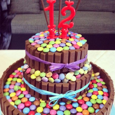 Torta di compleanno Kit Kat con Smarties