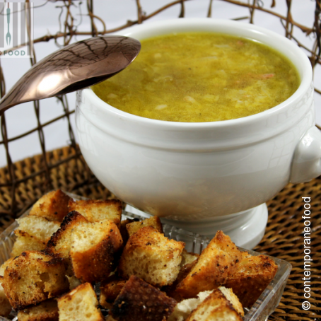 Antica zuppa di cavolo e salsiccia