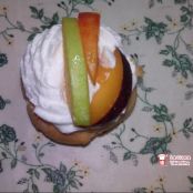 Bignè con panna crema pasticcera e frutta