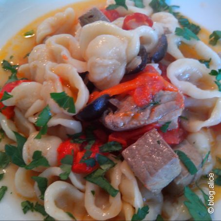 Orecchiette pugliesi con tonno fresco e peperoni