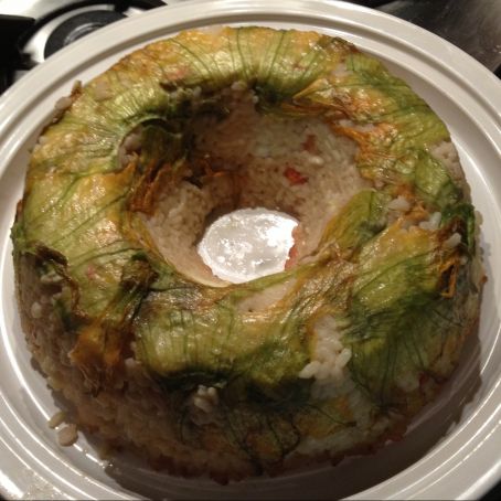 Anello di riso con cuore di mozzarella e fiori di zucca