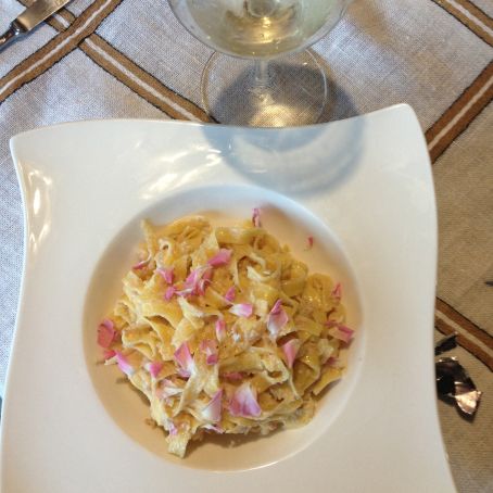 TAGLIATELLE AI PETALI DI ROSA