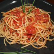 Spaghetti con tonno e pomodoro